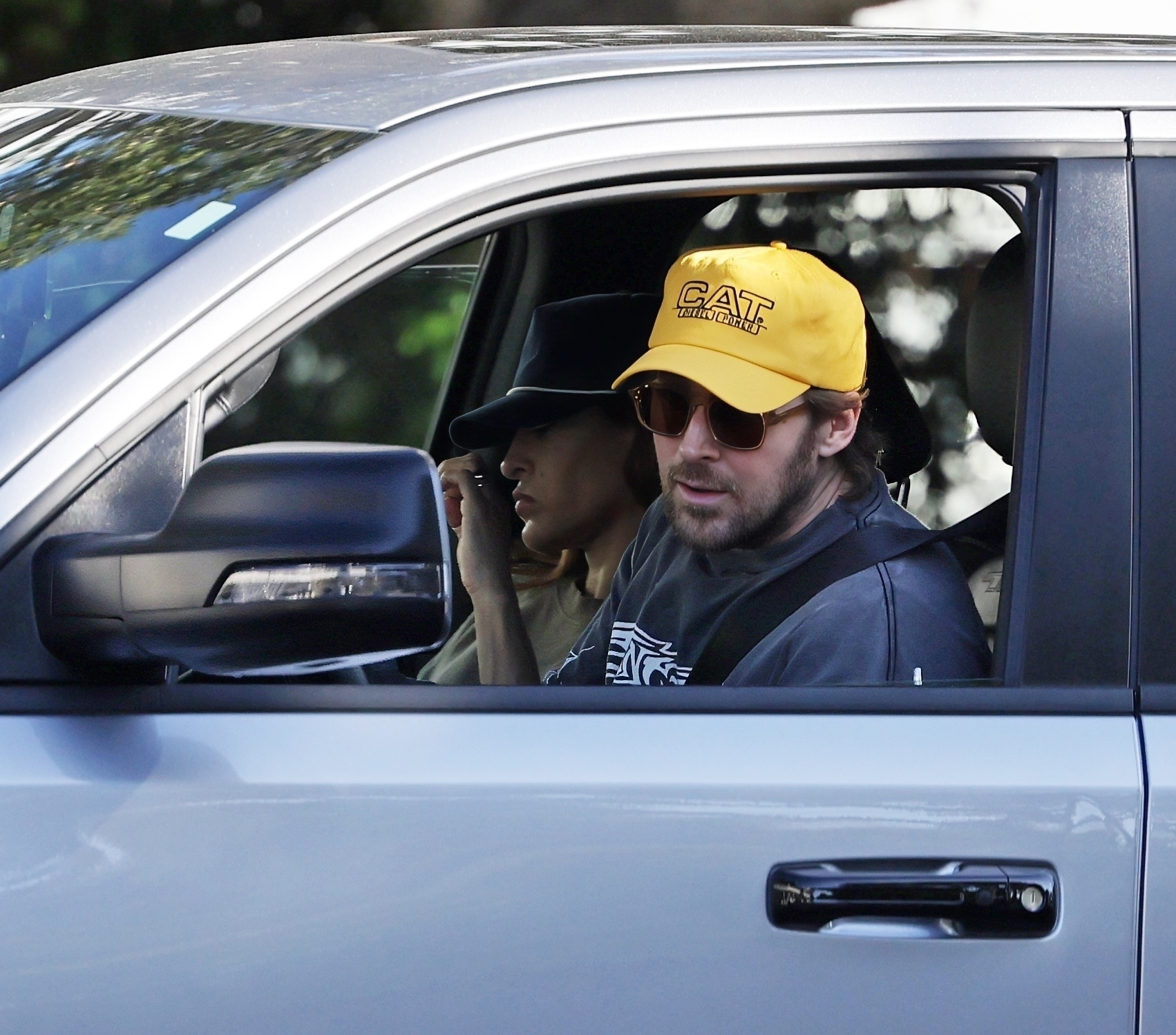Ryan Gosling and Eva Mendes in a car.