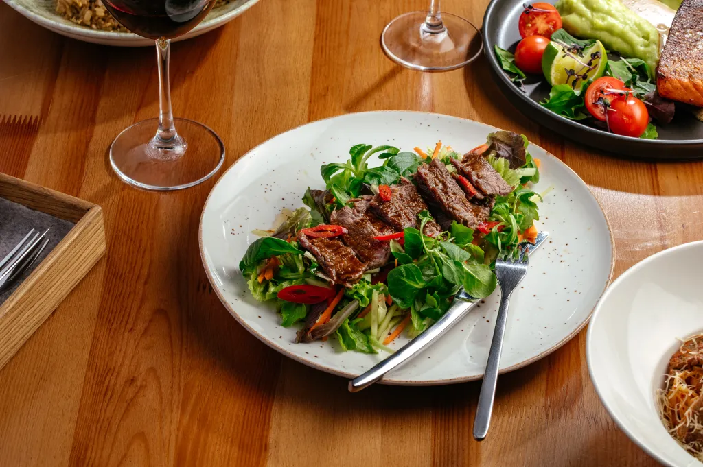 Salad with grilled beef and sauce.