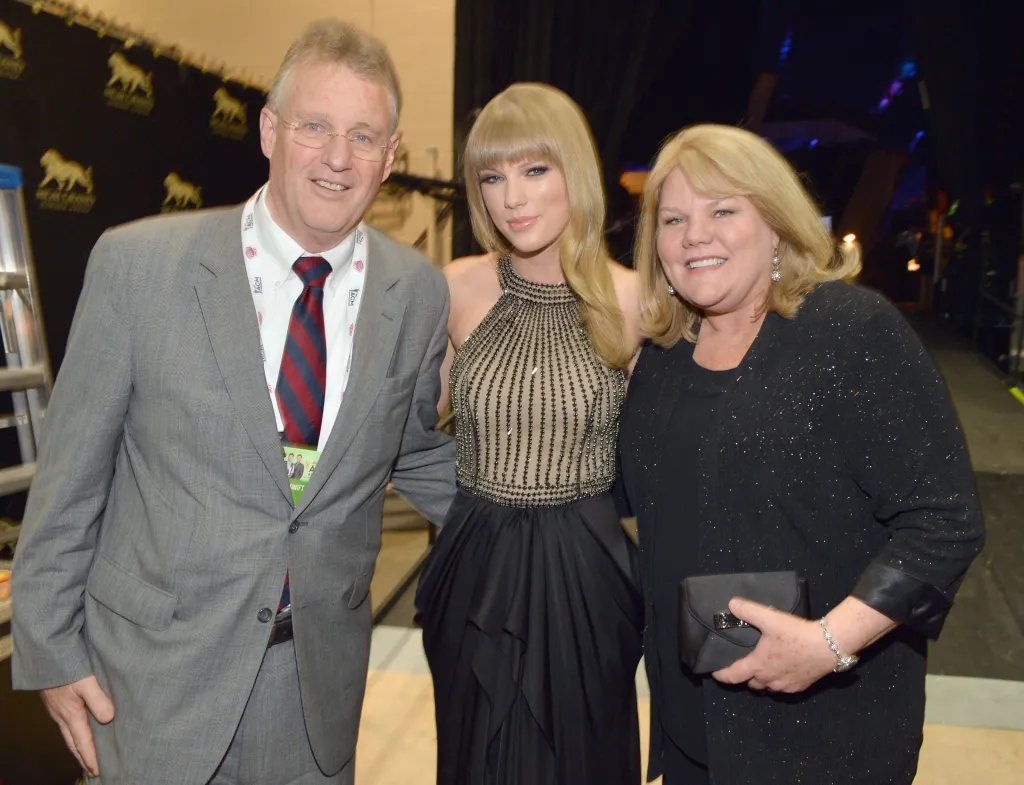 Scott Swift, Taylor Swift, and Andrea Swift at the 48th Annual Academy of Country Music Awards.