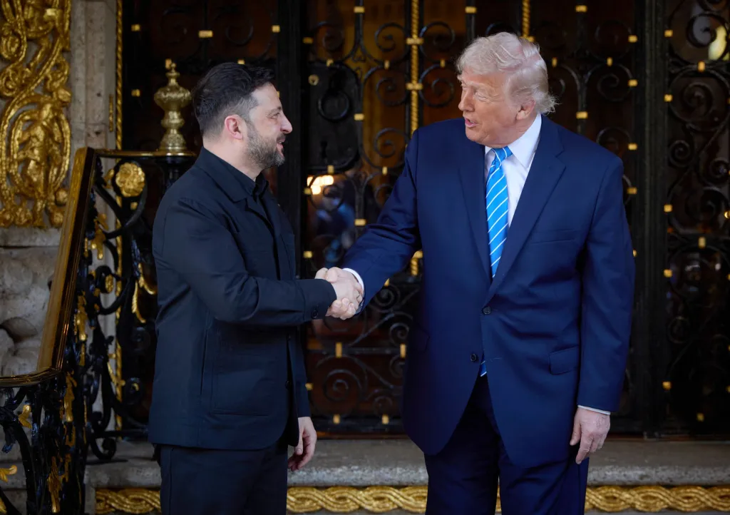 President Donald Trump (R) meeting with Ukrainian President Volodymyr Zelensky (L) in Florida, USA, 28 December 2025.