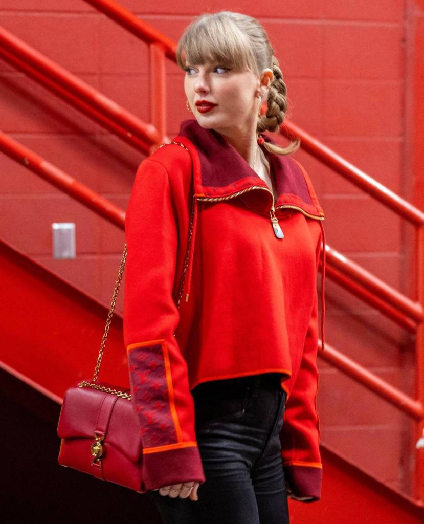 Taylor Swift in a Louis Vuitton cropped half-zip coat and skinny black jeans.