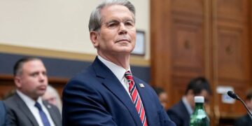 ‘It was a setup’: Cabinet member lashes out after restaurant heckling