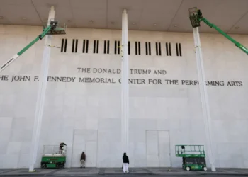 ‘Desecration!’ Internet rips ‘thug’ Trump for slapping his name on beloved monument