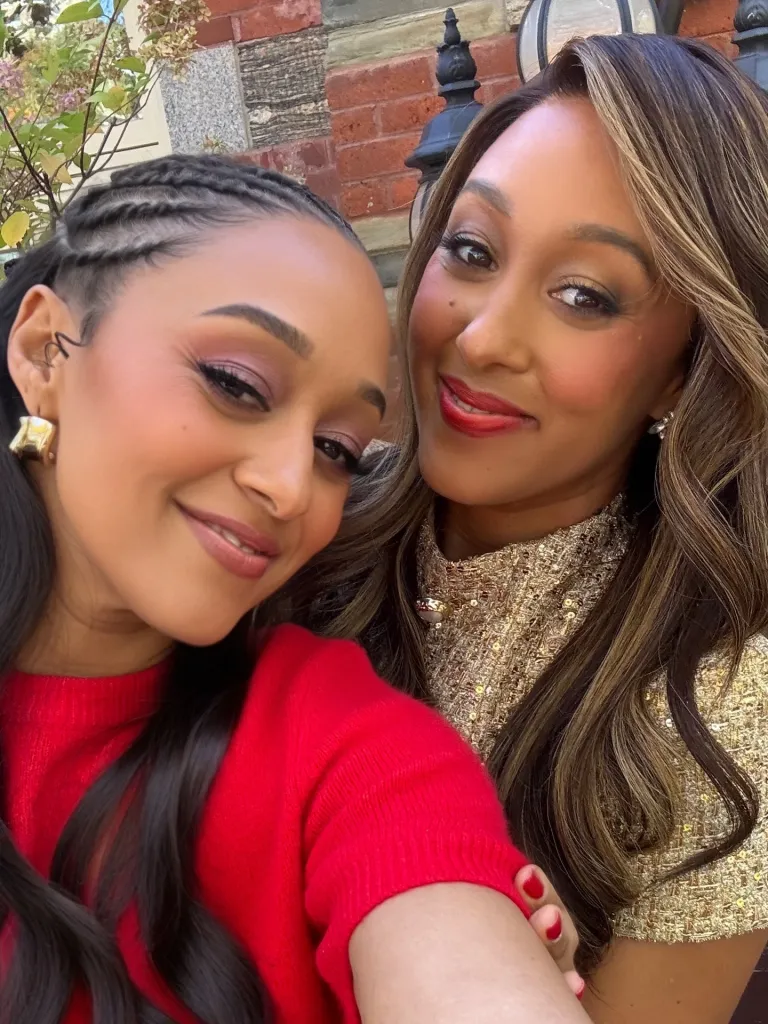 Tia and Tamera Mowry in a selfie