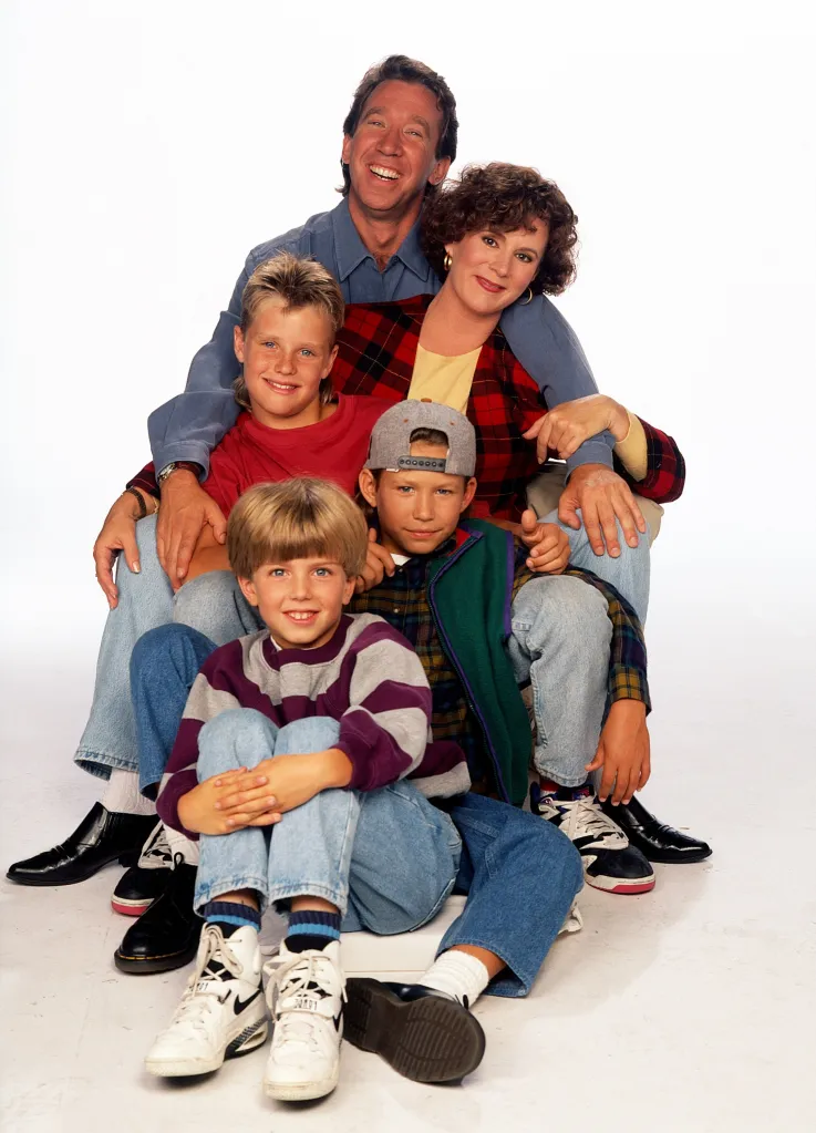 The cast of Home Improvement, Tim Allen, Patricia Richardson, Jonathan Taylor Thomas, Taran Noah Smith, and Zachery Ty Bryan, posing together.