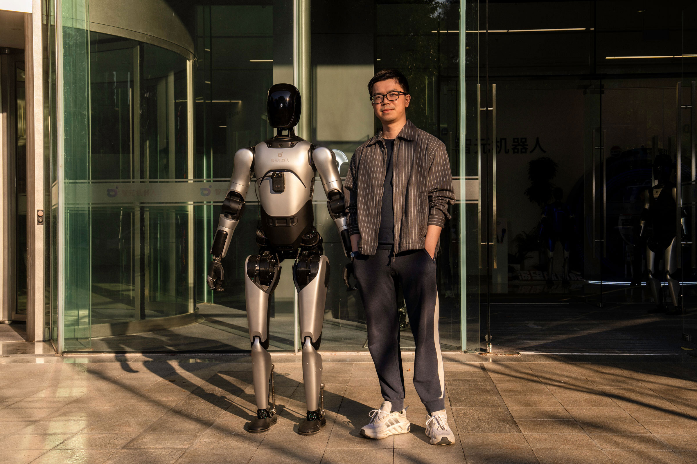 PENG ZHIHUI
His startup AgiBot builds robots that stack shelves, fold clothes, and pour tea. He says Chinese AI is boosted by the countryÕs Òsupply chains and manufacturing strengths.Ó