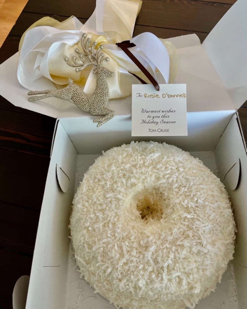 Tom Cruise's coconut cake with a card addressed to Rosie O'Donnell.