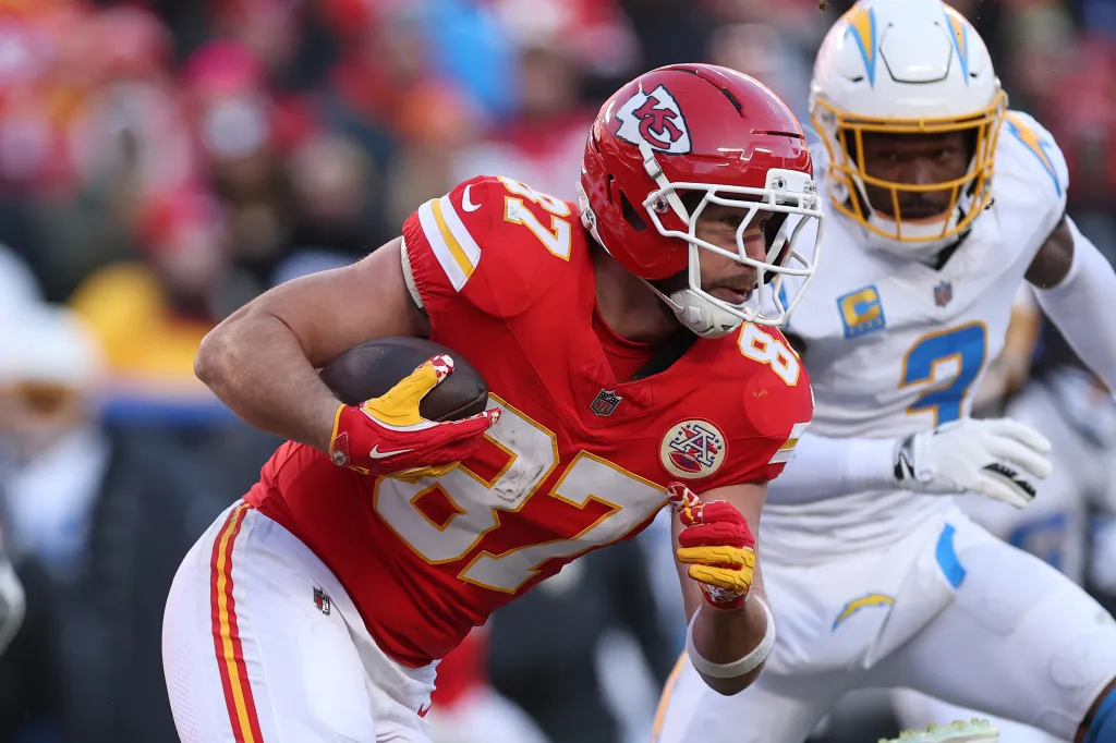 Travis Kelce running with the ball against the Los Angeles Chargers.