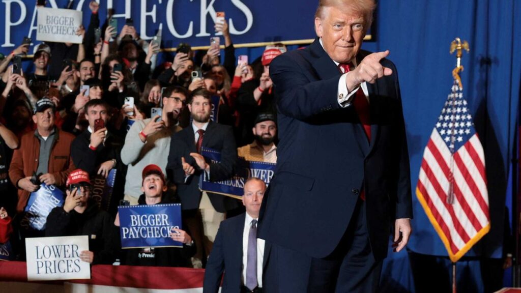 ‘They’re like a machine gun!’ Trump fawns over staffer’s lips that go ‘pop-pop-pop’