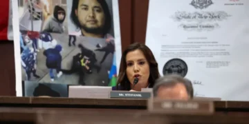 ‘Getting rolled!’ Elise Stefanik tears into Mike Johnson