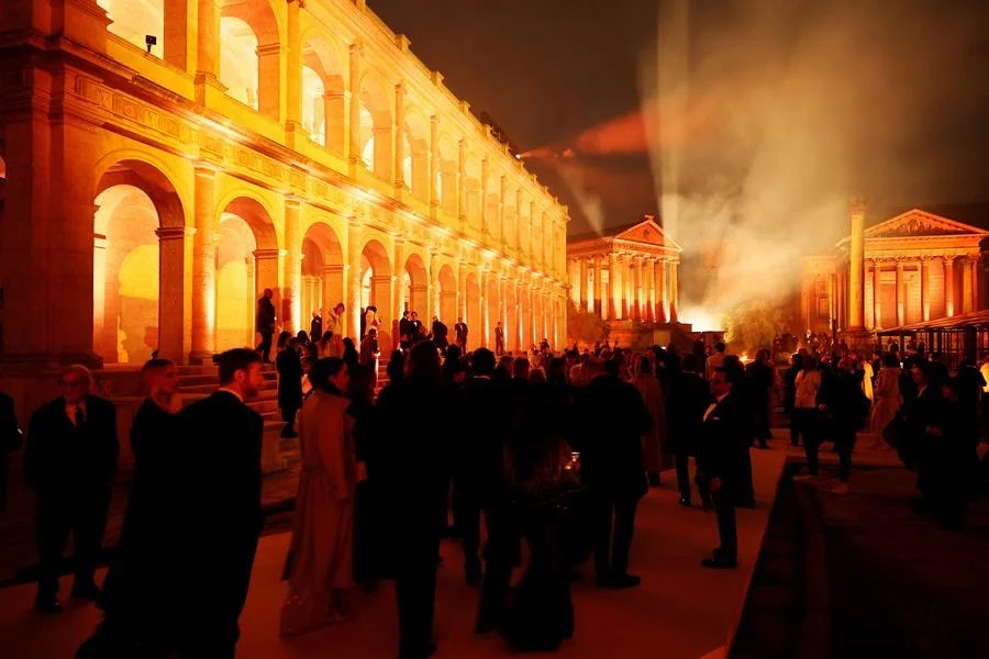 Guests walk the Ancient Rome set at Cinecittà Studios to enter dinner. Source: Brunello Cucinelli