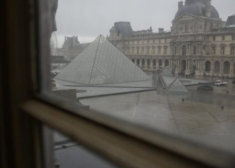 Louvre thieves escaped with just 30 seconds to spare, Senate inquiry finds