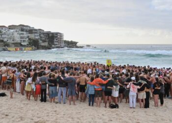 Over $1 million pledged to a Syrian Australian man who stopped a gunman and became a national hero