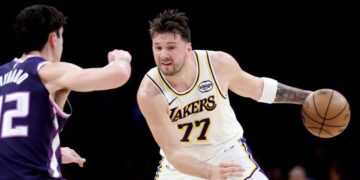 After talking through their problems, Lakers defeat Kings to end losing streak