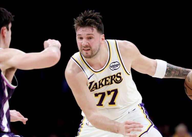 After talking through their problems, Lakers defeat Kings to end losing streak