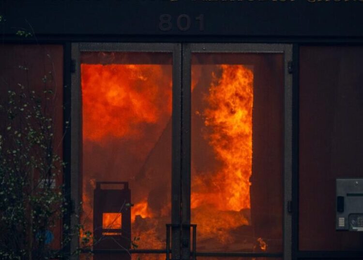 A new view of two critical days that set the stage for the devastating Palisades fire