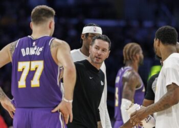 Deandre Ayton likely to return as Lakers coach JJ Redick works to resolve injury bug