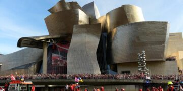 10 iconic Frank Gehry buildings that transformed their environments
