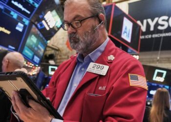 Tumbling tech stocks drag Wall Street to its worst day in 3 weeks