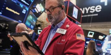 Tumbling tech stocks drag Wall Street to its worst day in 3 weeks