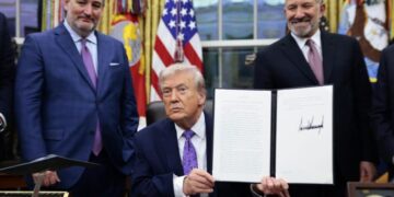 Trump signs order that will limit AI regulations in California