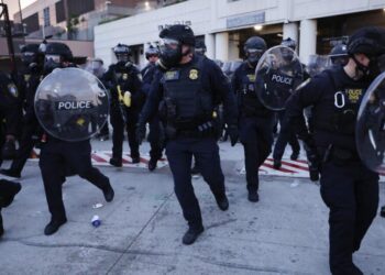 Effort to ban ICE agents from wearing masks moves forward in L.A. County