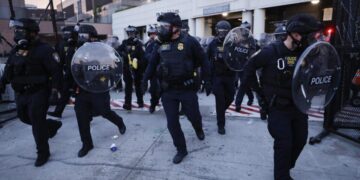 Effort to ban ICE agents from wearing masks moves forward in L.A. County