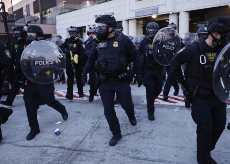 Effort to ban ICE agents from wearing masks moves forward in L.A. County