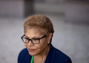 For L.A.’s mayor, a Palisades recovery marked by missteps, reversals and delays