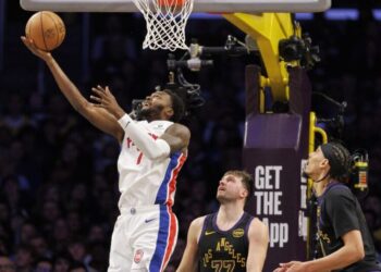 Lakers implode in fourth quarter of turnover-filled blowout loss to Pistons