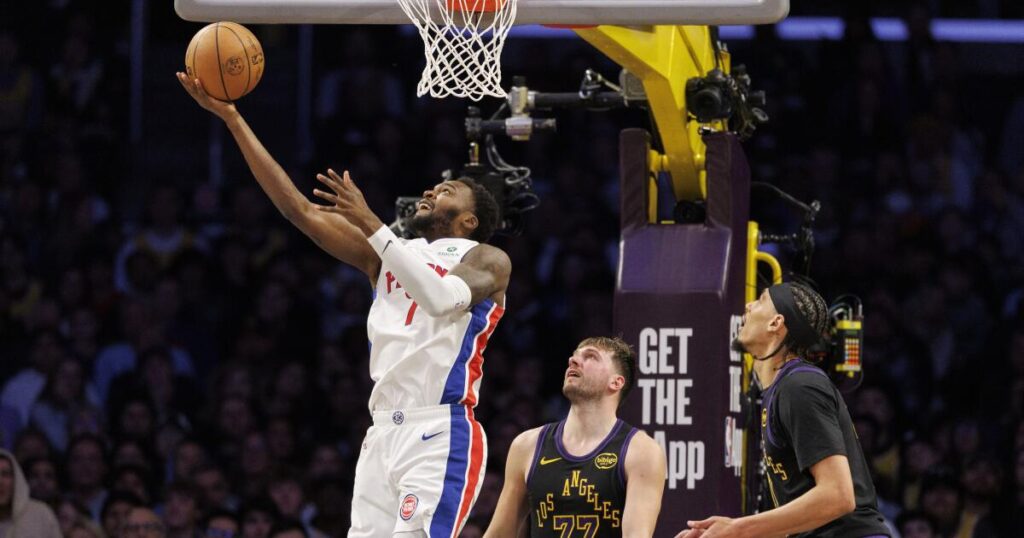 Lakers implode in fourth quarter of turnover-filled blowout loss to Pistons
