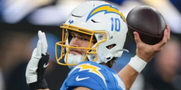 Justin Herbert optimistic about hand injury heading into Chargers-Chiefs showdown
