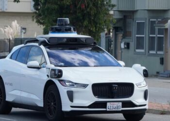 Waymo hits a dog in San Francisco, reigniting safety debate