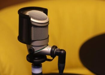 Podcast industry is divided as AI bots flood the airways with thousands of programs