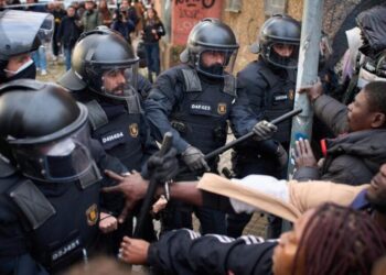 Spanish police evict hundreds of migrants from squat deemed unsafe