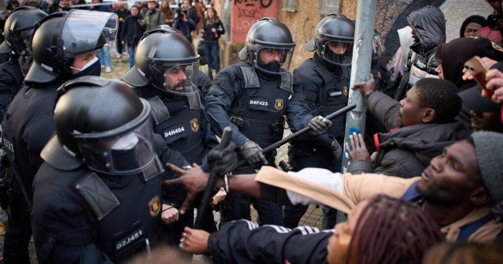 Spanish police evict hundreds of migrants from squat deemed unsafe