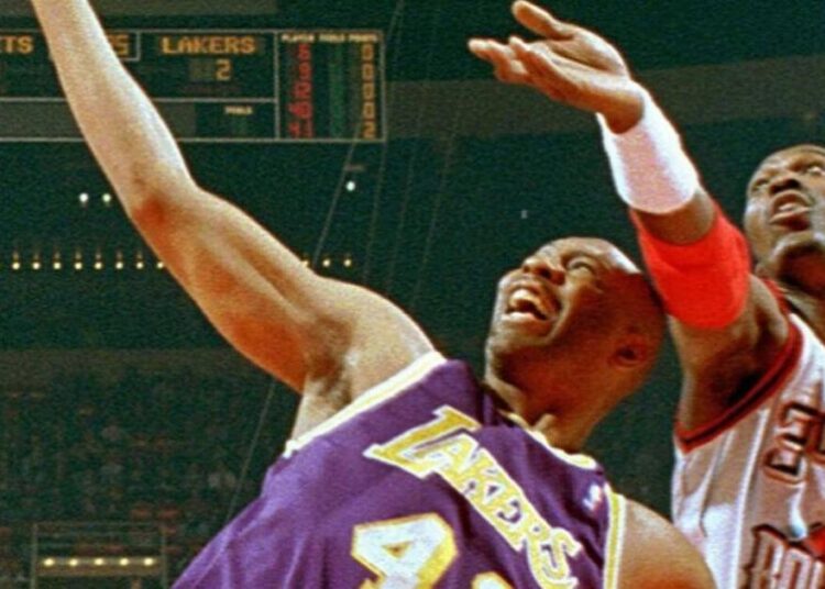 Former Laker Elden Campbell, known for his effortless style, dies at 57