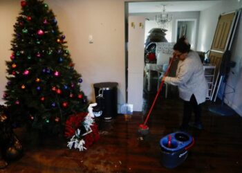 Arctic air sweeps into Upper Midwest as Pacific Northwest braces after severe flooding