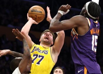 Lakers’ seven-game winning streak ends in blowout loss to Suns
