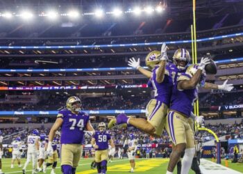 Washington snags five picks, pummels Boise State in LA Bowl