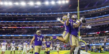 Washington snags five picks, pummels Boise State in LA Bowl