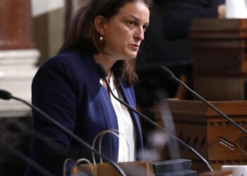 Divided council gives modest boost to LAPD hiring, amid tensions with mayor