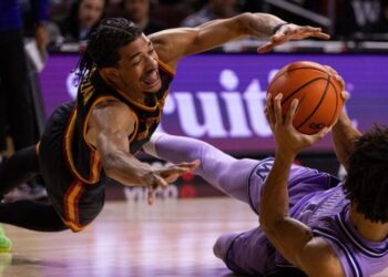 No. 24 USC gives up 18-point lead, falling to Washington for first loss