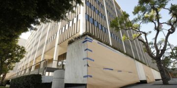 Arson suspect accused of tossing firebomb at downtown federal building