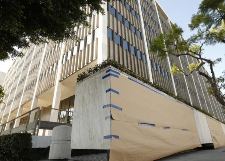 Arson suspect accused of tossing firebomb at downtown federal building