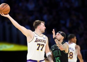 Lakers try to fight the boredom of seventh straight win
