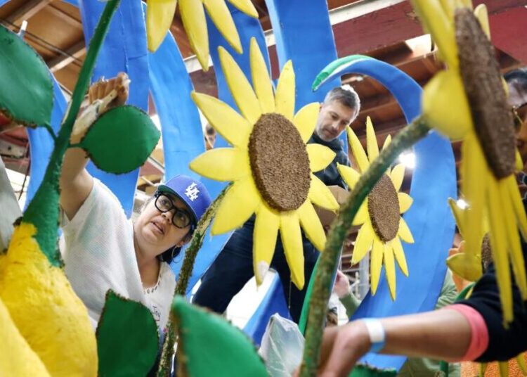 Photos: An army of volunteers getting floats prepared for the 137th Rose Parade