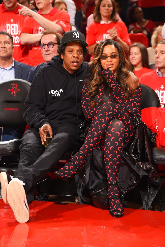 Jay-Z and Beyoncé attend a basketball game.
