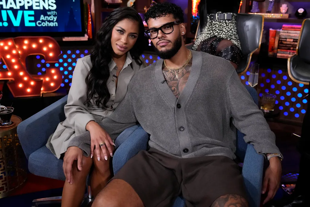 Amaya Espinal and Bryan Arenales seated on blue chairs.