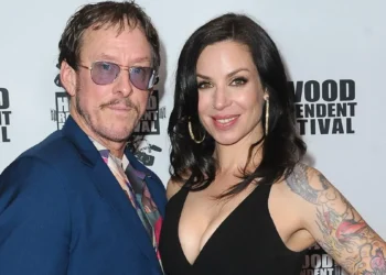 Weezer Bassist Scott Shriner’s Wife Files for Divorce Months After LAPD Shooting Standoff Arrest